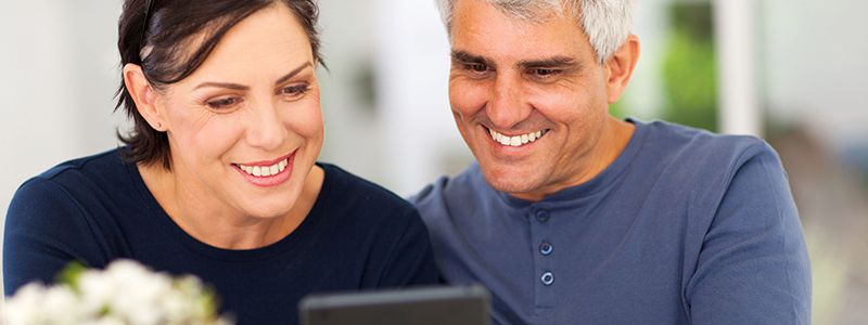 Par som läser och planerar sin nästa resa.